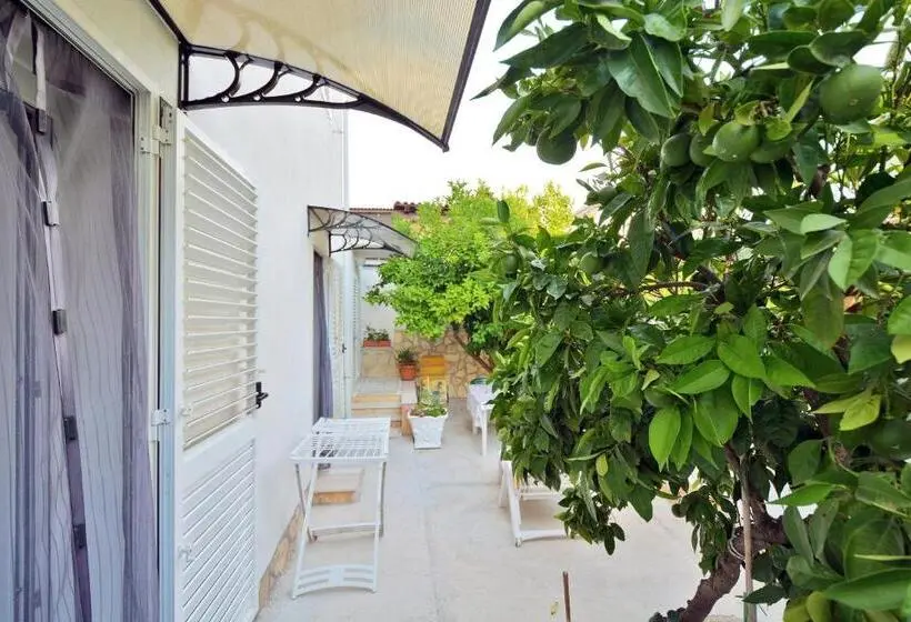 スタンダードトリプルルームの外観-バスルーム, Guest House Sunce, Traveler S Choice Best Panoramic View, Supetar Island Brac