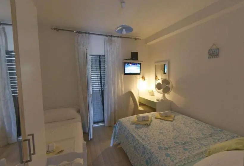 スタンダードトリプルルームの外観-バスルーム, Guest House Sunce, Traveler S Choice Best Panoramic View, Supetar Island Brac