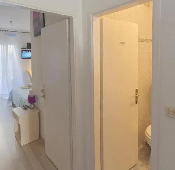スタンダードトリプルルームの外観-バスルーム, Guest House Sunce, Traveler S Choice Best Panoramic View, Supetar Island Brac