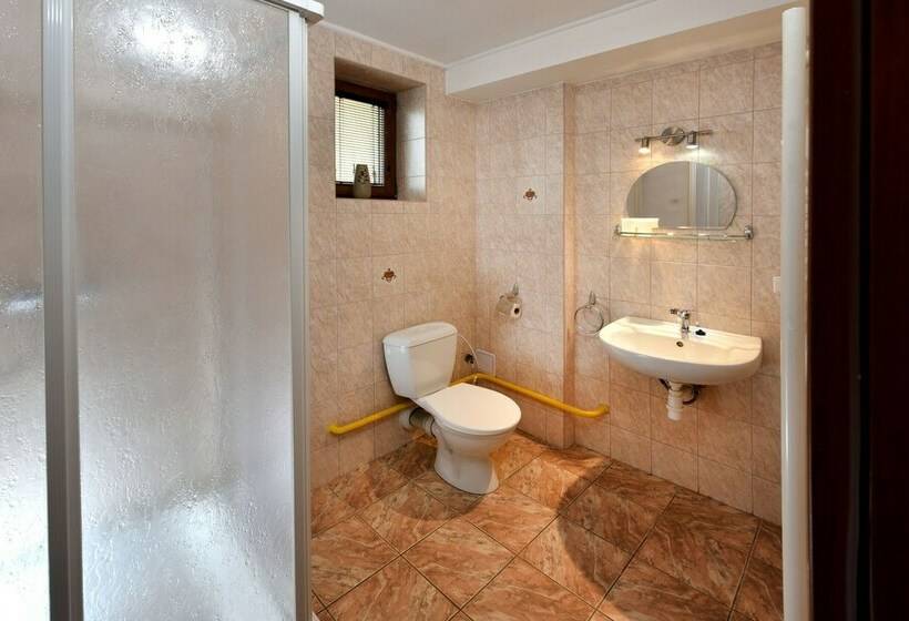 标准三人间, Vila Martina