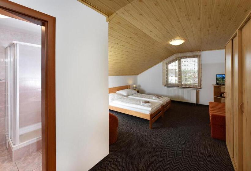 标准三人间, Vila Martina