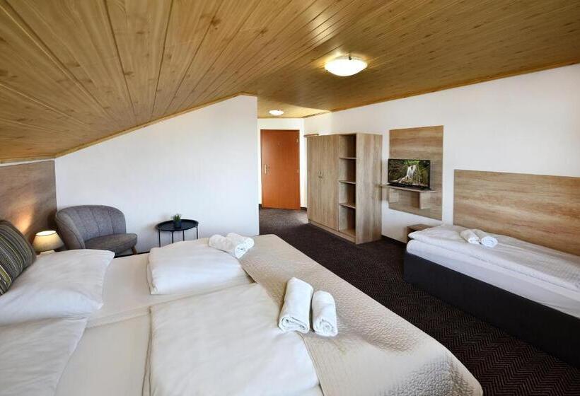 高级三人间, Vila Martina