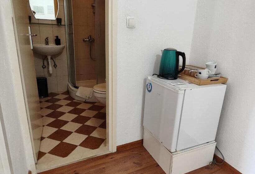 اتاق استاندارد چهارنفره با بالکن, Guest House Adria