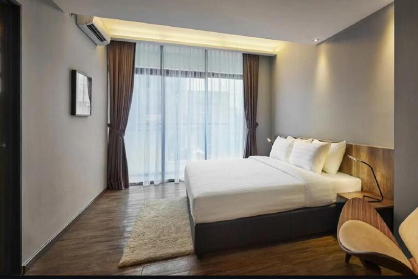 スイート, Tropics Eight Suites