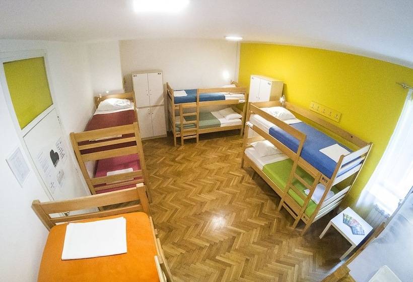 共用房间的床, Whole Wide World Hostel