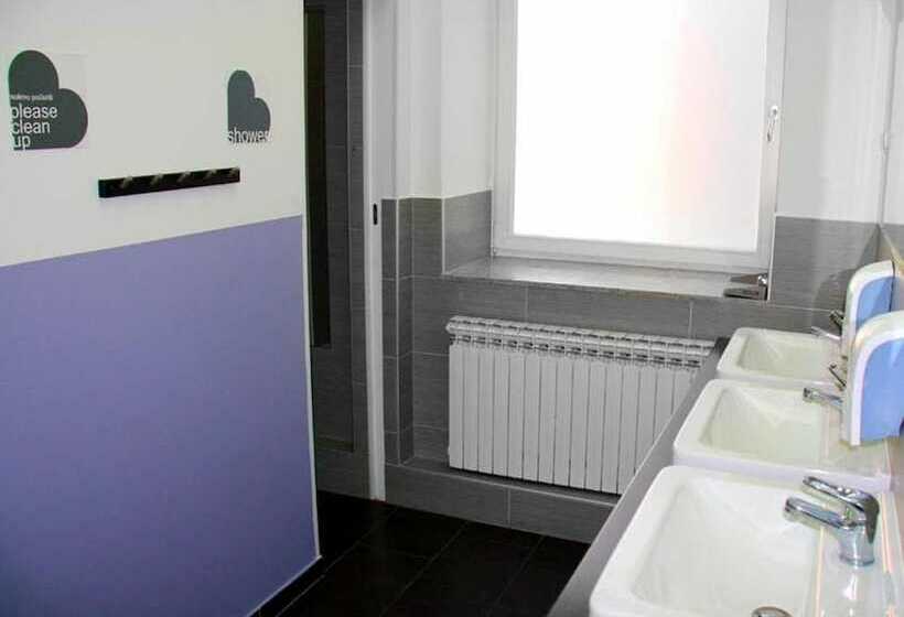 공동 객실, Whole Wide World Hostel