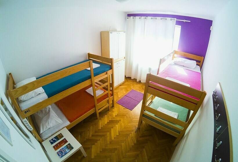 共用房间的床, Whole Wide World Hostel