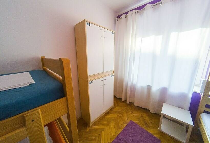 共用房间的床, Whole Wide World Hostel