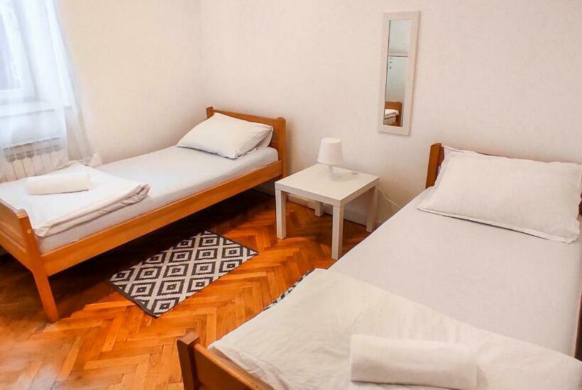 스탠다드 룸 공동 욕실, Whole Wide World Hostel