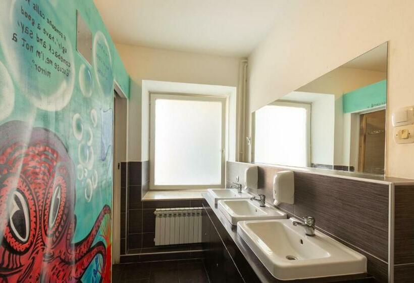 스탠다드 룸 공동 욕실, Whole Wide World Hostel