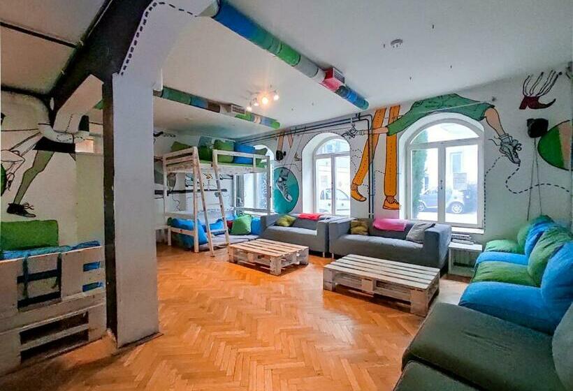 共用房间的床, Whole Wide World Hostel