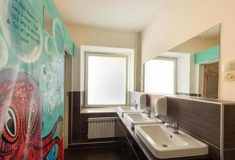 ルームシェアのワンベッド, Whole Wide World Hostel