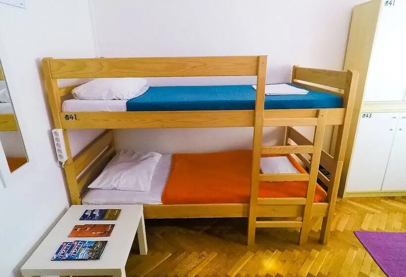 ルームシェアのワンベッド, Whole Wide World Hostel