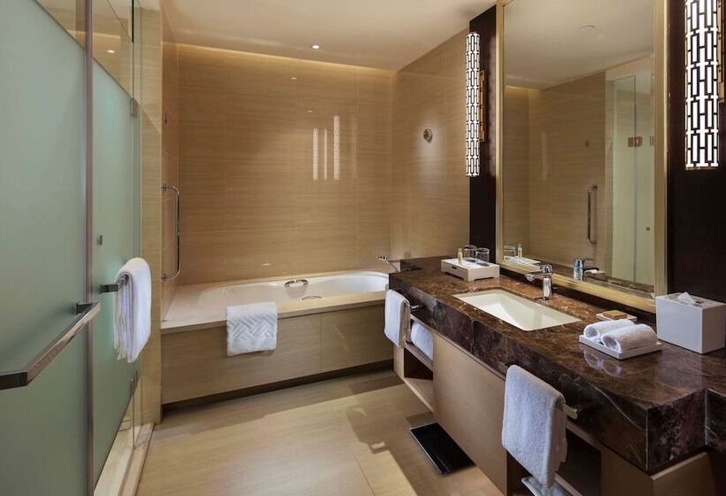 اتاق استاندارد با چشم‌انداز دریا, Hilton Yantai