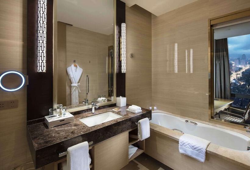 Номер Executive, Hilton Yantai