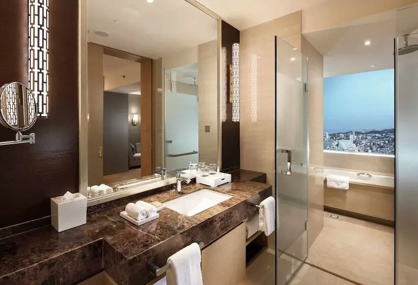 اتاق اجرایی با چشم‌انداز دریا, Hilton Yantai