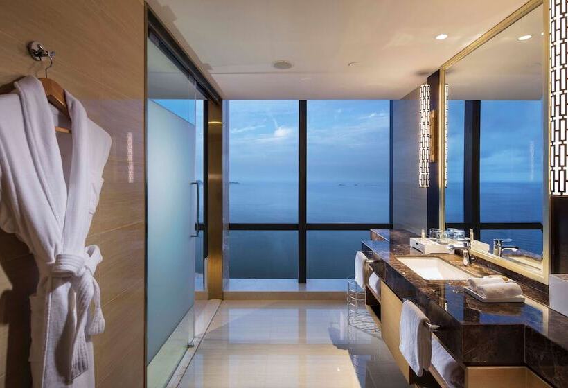 اتاق اجرایی با چشم‌انداز دریا, Hilton Yantai