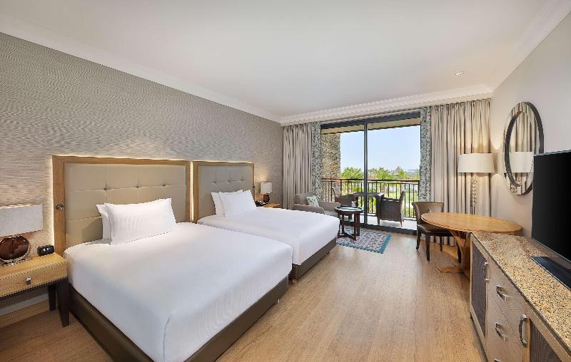 اتاق سوپریور با چشم‌انداز استخر, Hilton Cabo Verde Sal Resort