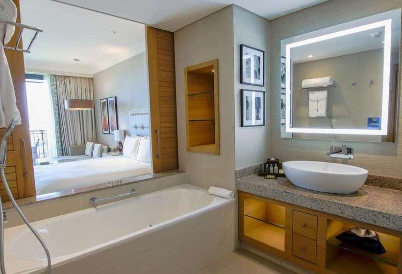 디럭스 룸 킹사이즈 침대, Hilton Cabo Verde Sal Resort