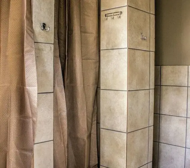 ルームシェアのワンベッド, Rainforest Boutique Camp