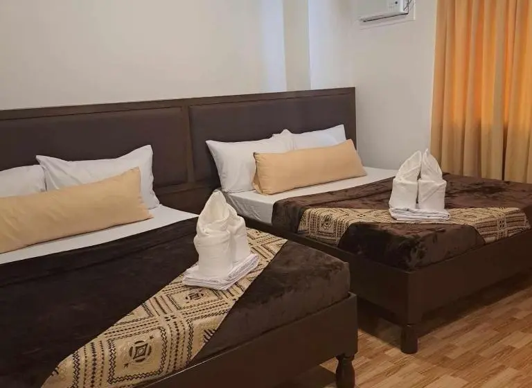 デラックスの4人部屋, Jurias Garden
