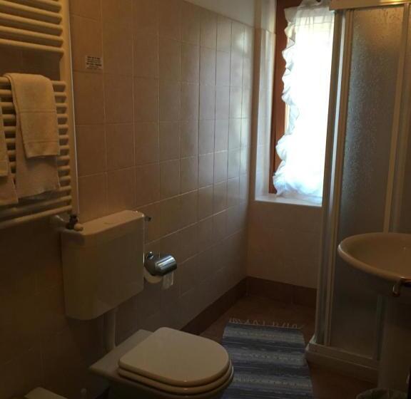 חדר סטנדרט לשלושה, Americana