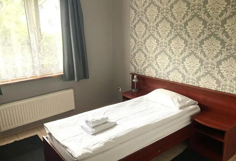 Standard Yhden Hengen Huone, Ava