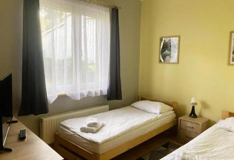 Standard Kolmen Hengen Huone, Ava