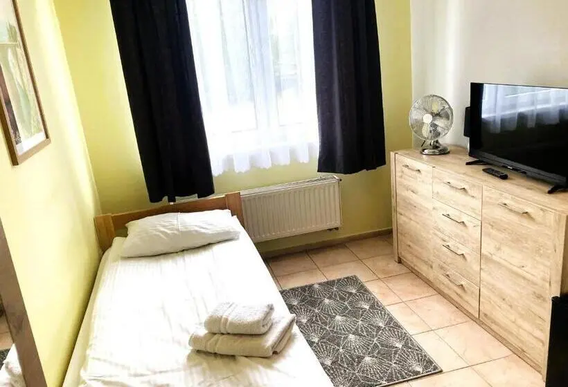 Basic Yhden Hengen Huone, Ava