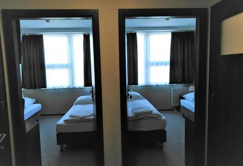 Deluxe Neljän Hengen Huone, Cargo