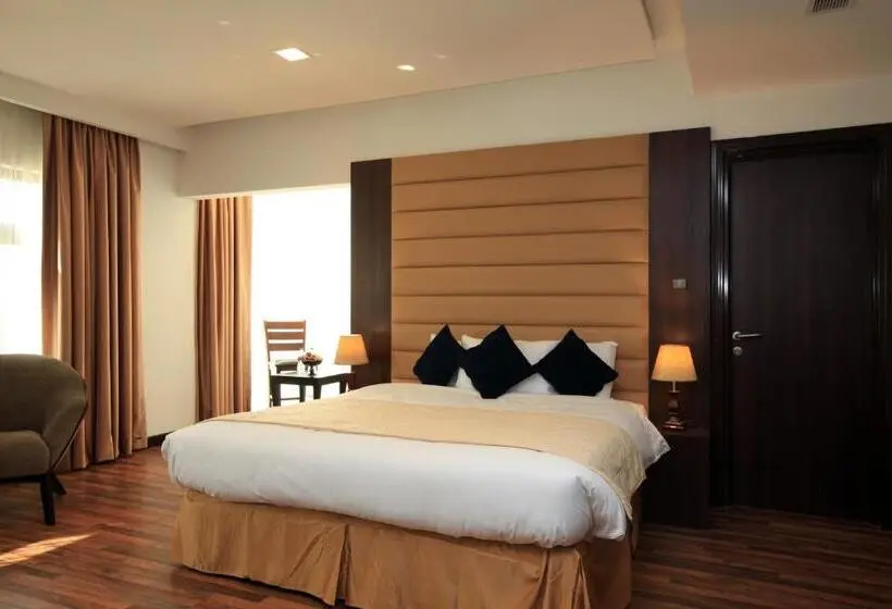 キングサイズベッドのスタンダードルーム, Golden Tulip Al Khobar Suites