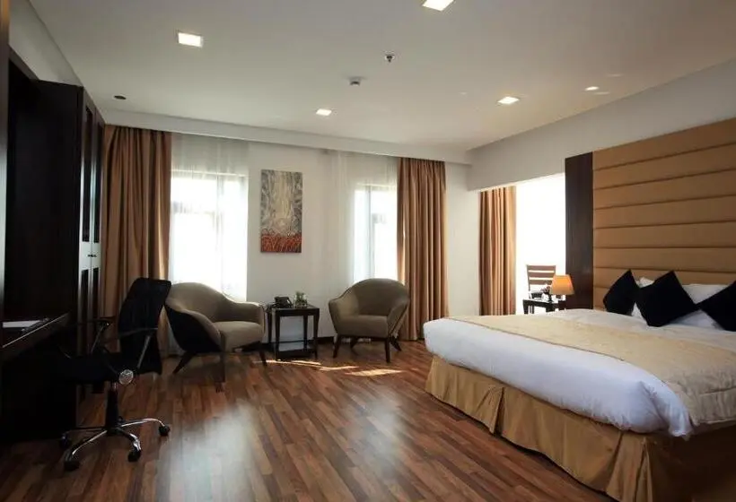 キングサイズベッドのスタンダードルーム, Golden Tulip Al Khobar Suites