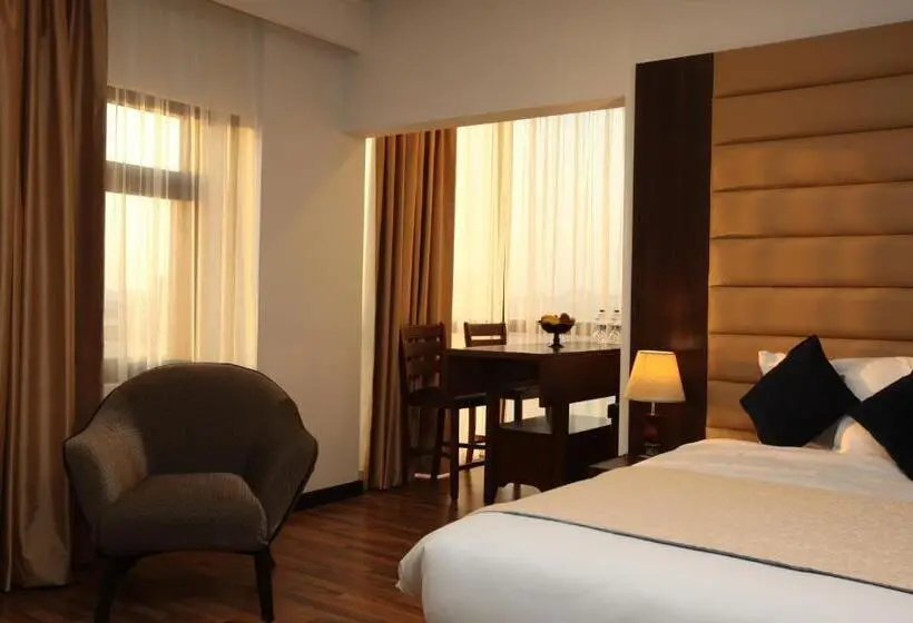 キングサイズベッドのスタンダードルーム, Golden Tulip Al Khobar Suites