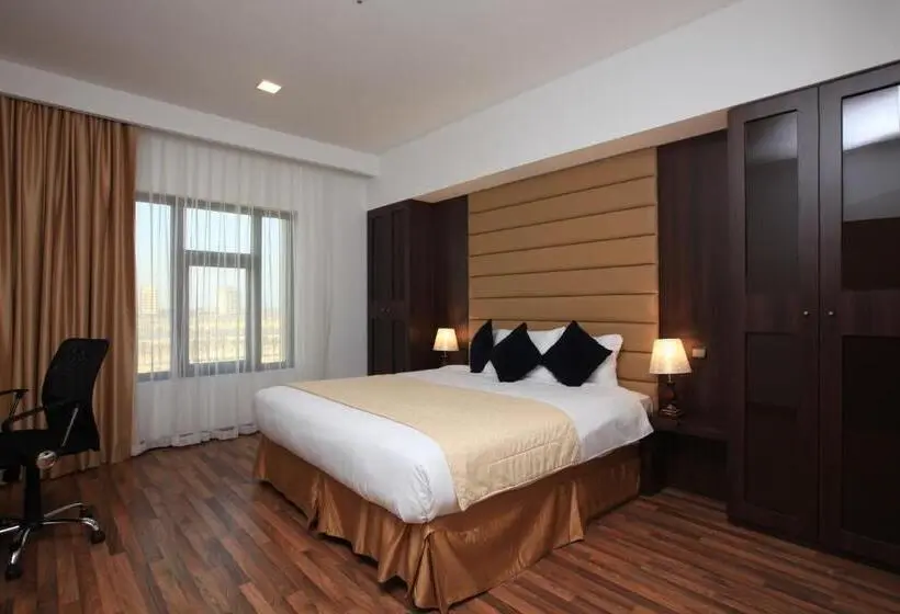 キングサイズベッドのスタンダードルーム, Golden Tulip Al Khobar Suites