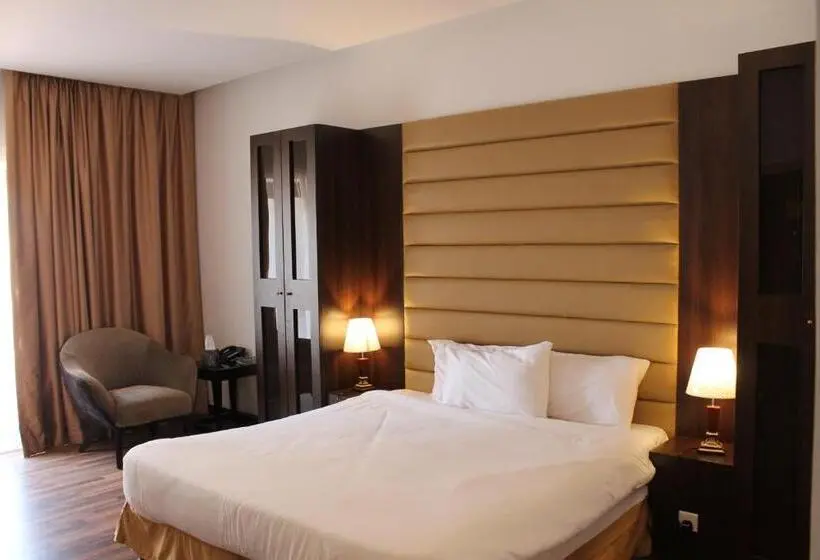 キングサイズベッドのスタンダードルーム, Golden Tulip Al Khobar Suites