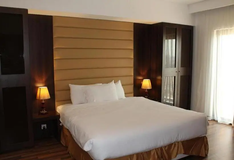キングサイズベッドのエクゼクティブルーム, Golden Tulip Al Khobar Suites