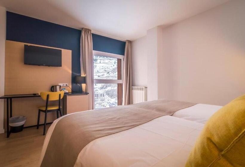 اتاق سوپریور با چشمانداز کوهستان, Roc Meler