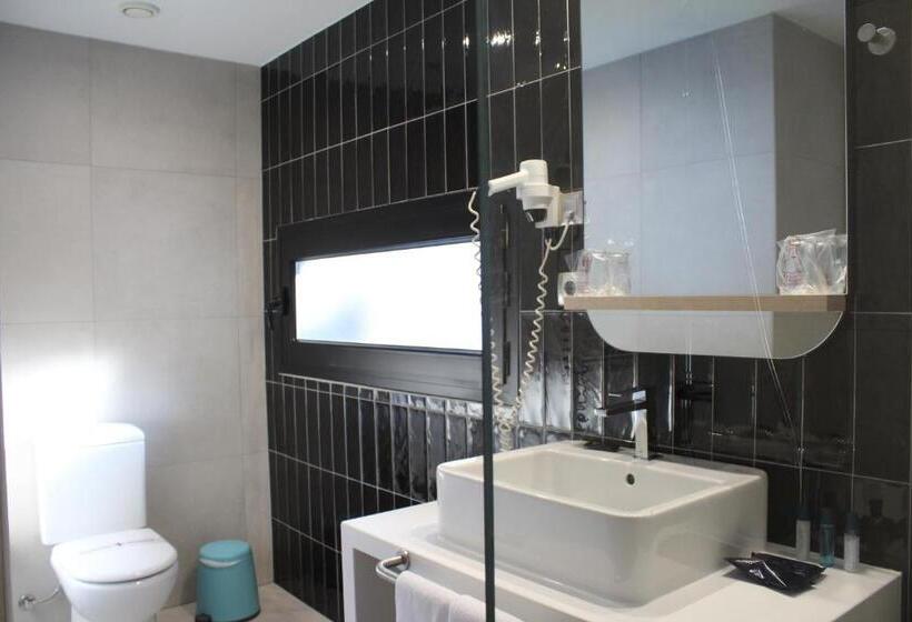 اتاق استاندارد سه نفره, Roc Meler