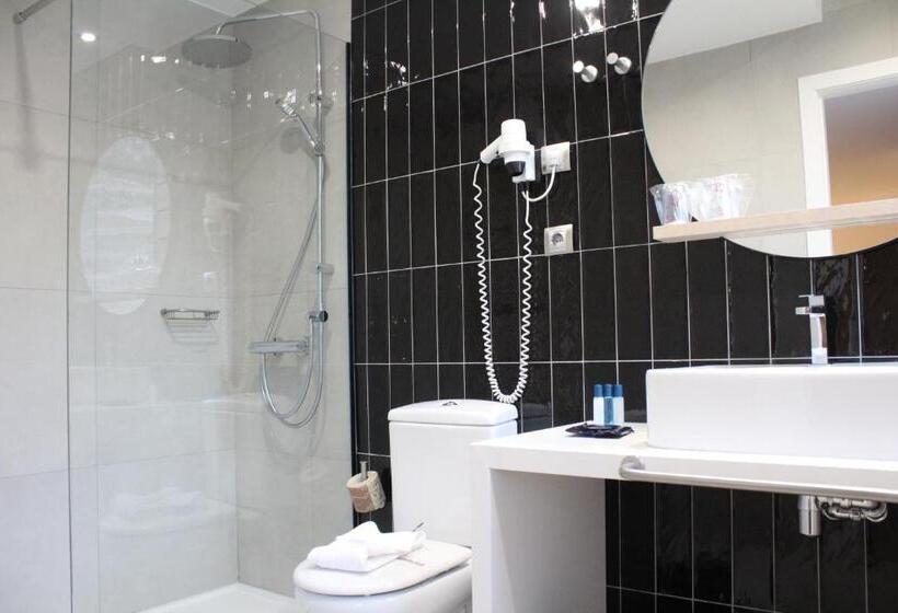 اتاق استاندارد سه نفره, Roc Meler