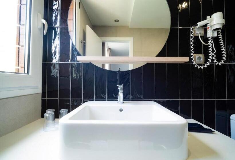 اتاق استاندارد سه نفره, Roc Meler