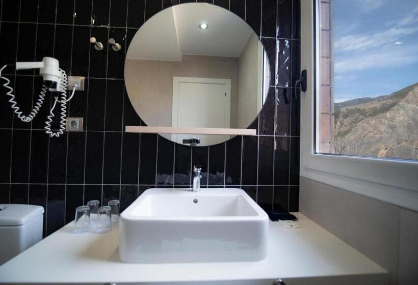 اتاق استاندارد چهار تخته, Roc Meler