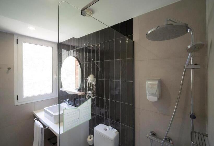 اتاق استاندارد سه نفره, Roc Meler