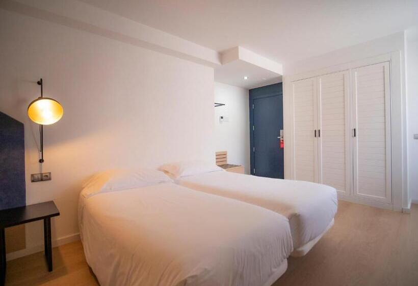 اتاق استاندارد چهار تخته, Roc Meler