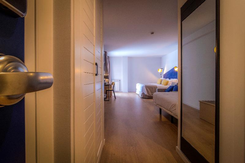 اتاق استاندارد چهار تخته, Roc Meler