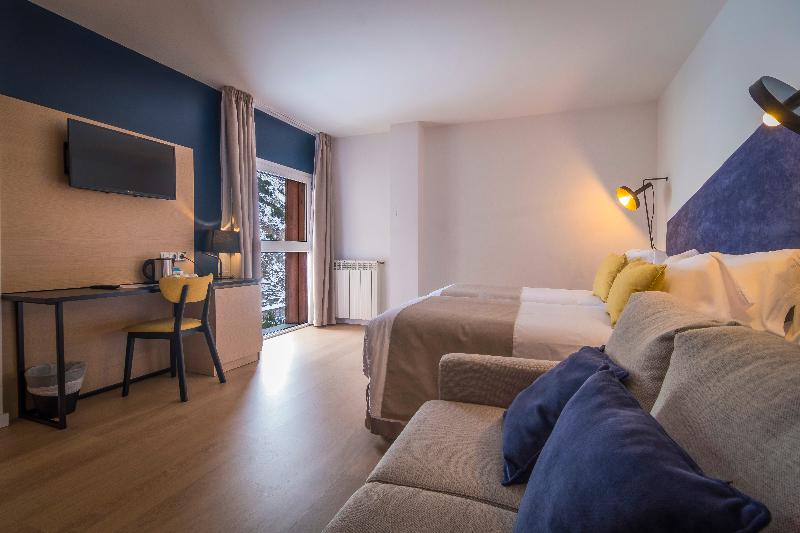 اتاق استاندارد چهار تخته, Roc Meler