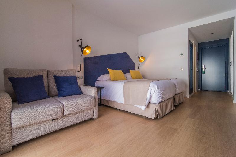 اتاق استاندارد سه نفره, Roc Meler