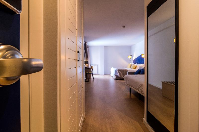 اتاق استاندارد چهار تخته, Roc Meler