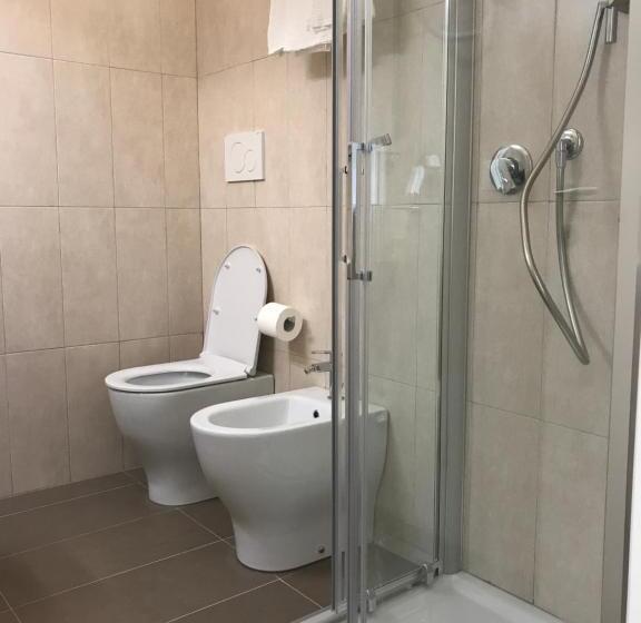 اتاق استاندارد یک نفره, Annita Cervia