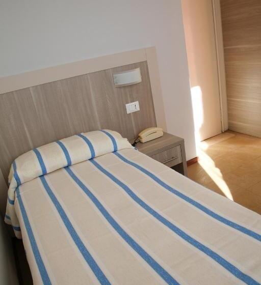 اتاق استاندارد یک نفره, Annita Cervia