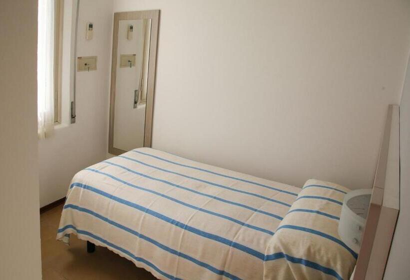 اتاق استاندارد یک نفره, Annita Cervia